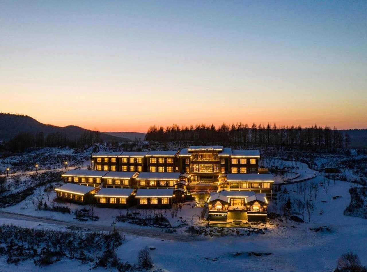 【长白山滑雪】望·长白鲁能美憬阁精选酒店雪季套餐（含雪具、接送机等）